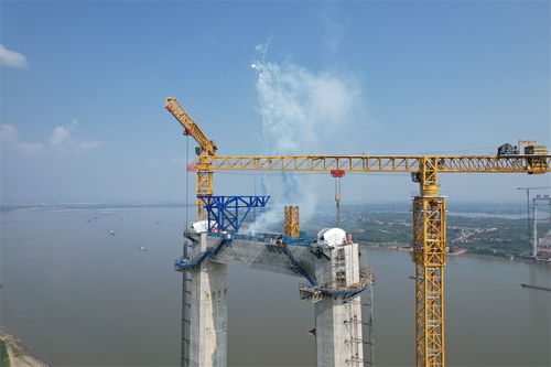 湖北双柳长江大桥北岸主塔主索鞍成功吊装 桥梁建设史上的又一里程碑