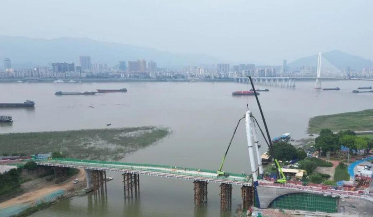 钢结构主塔吊装完成,肇庆新兴江彩虹桥项目迈入施工新阶段