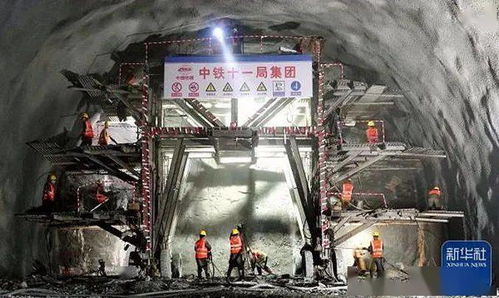 双喜临门！乌江特大桥首节拱肋吊装成功，贵南高铁又一特大型隧道贯通
