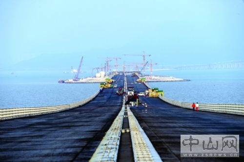 港珠澳大桥海底隧道合龙在即 巨力吊装铸就超级工程里程碑