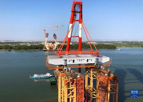 新华全媒 粤港澳大湾区南中高速洪奇门特大桥开启大型钢箱梁吊装